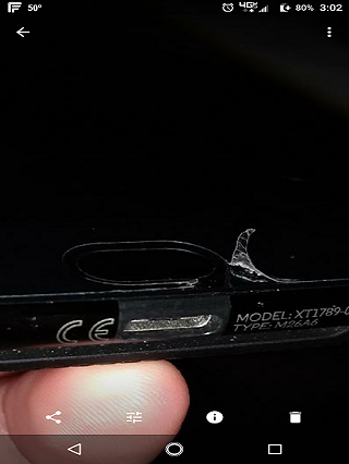Przykładowe uszkodzenia oraz telefon po próbie usunięcia zewnętrznej warstwy ochronnej