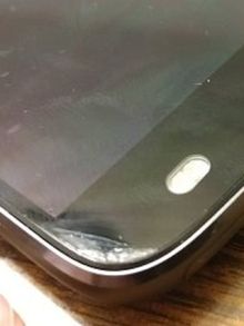 Przykładowe uszkodzenia oraz telefon po próbie usunięcia zewnętrznej warstwy ochronnej
