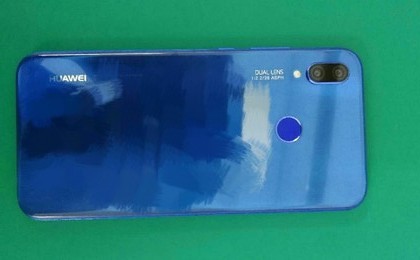 Huawei P20 w niebieskiej obudowie