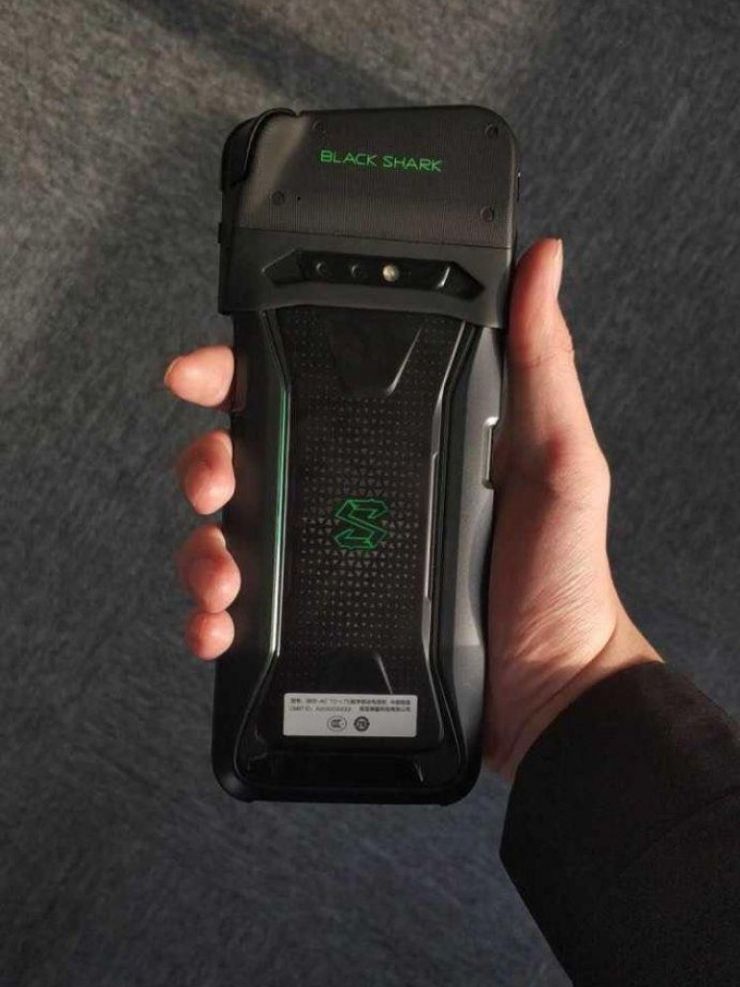 Smartfon w całej okazałości - bardzo chcielibyśmy zobaczyć front urządzenia