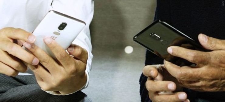 Zbliżenie na OnePlus 6 w dłoniach rozmówców