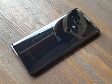 HTC U12+.