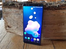 HTC U12+.