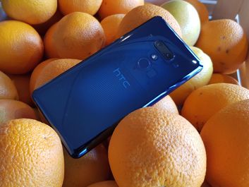 HTC U12+.