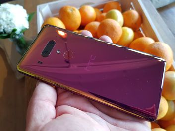 HTC U12+.