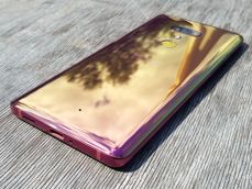 HTC U12+.