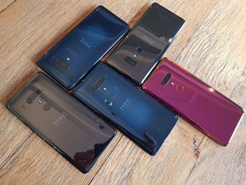 HTC U12+.