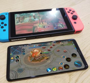 Honor Note 10 obok Nintendo Switch