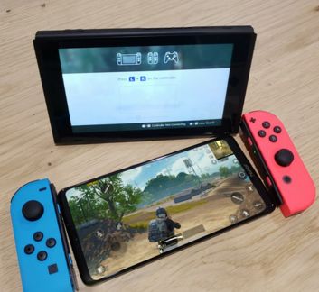 Honor Note 10 obok Nintendo Switch