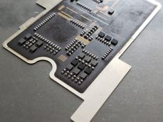 Fałszywa nakładka z układem scalonym w Xiaomi Mi 8 Explorer