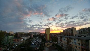 To samo ujęcie z aparatu standardowego i szerokokątnego To samo ujęcie z aparatu standardowego i szerokokątnego