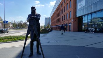 To samo ujęcie z aparatu standardowego i szerokokątnego To samo ujęcie z aparatu standardowego i szerokokątnego