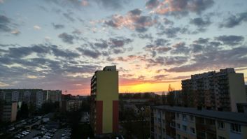 To samo ujęcie z aparatu standardowego i szerokokątnego To samo ujęcie z aparatu standardowego i szerokokątnego