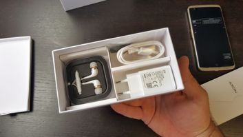 Opakowanie ZTE Axon Elite Opakowanie ZTE Axon Elite