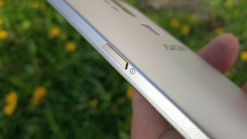 ZTE Axon Elite