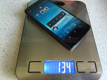 Komórka na wadze z baterią i bez niej Komórka na wadze z baterią i bez niej