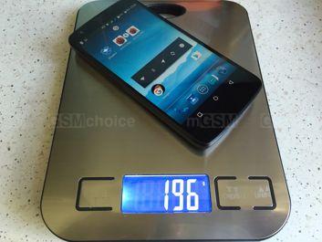 Komórka na wadze z baterią i bez niej Komórka na wadze z baterią i bez niej