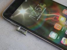 Tacka na kartę SIM i microSD