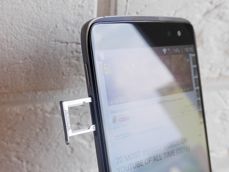 Tacka na kartę SIM i microSD