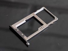 Tacka na kartę SIM i microSD