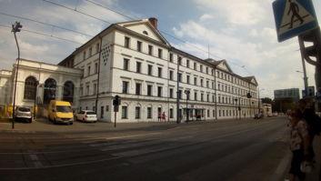 Porównanie kadru z obiektywu standardowego i szerokokątnego
