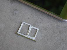 Tacka na kartę SIM i microSD