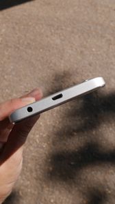 Elementy na krawędziach smartfonu Elementy na krawędziach smartfonu