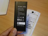 Wnętrze smartfonu, bateria i gniazda kart SIM i microSD