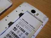 Wnętrze smartfonu, bateria i gniazda kart SIM i microSD