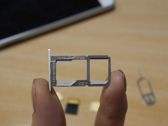 Tacka na kartę microSD i kartę (karty) SIM i microSD