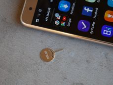 Tacka na karty SIM i microSD