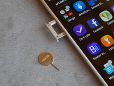 Tacka na karty SIM i microSD