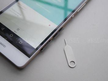 Gniazda na karty SIM i microSD