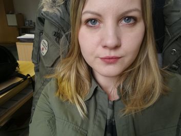 Zdjęcie z fronotwego aparatu w trybie auto i w trybie portretu Zdjęcie z fronotwego aparatu w trybie auto i w trybie portretu