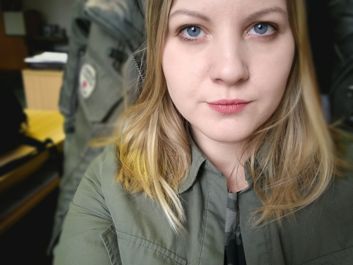 Zdjęcie z fronotwego aparatu w trybie auto i w trybie portretu Zdjęcie z fronotwego aparatu w trybie auto i w trybie portretu