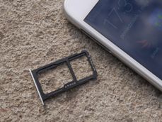 Tacka na karty SIM i microSD