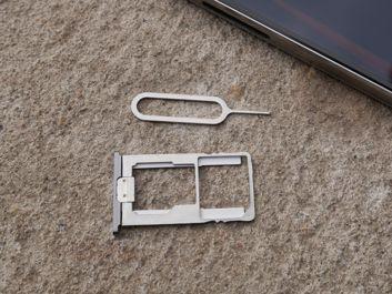 Tacka na karty SIM/microSD