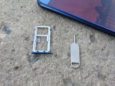 Tacka na karty SIM/microSD