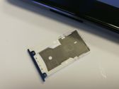 Widok na górną i dokną krawędź telefonu, tacka na karty SIM/microSD