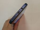 Widok na górną i dokną krawędź telefonu, tacka na karty SIM/microSD