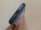 Widok na górną i dokną krawędź telefonu, tacka na karty SIM/microSD