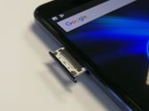 Widok na górną i dokną krawędź telefonu, tacka na karty SIM/microSD