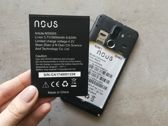 Wnętrze telefonu i gniazda na karty SIM/microSD