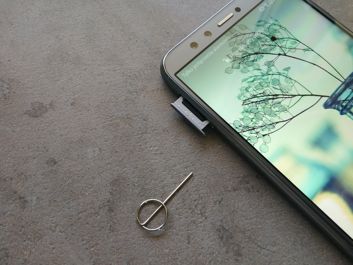 Tacka na karty SIM/microSD