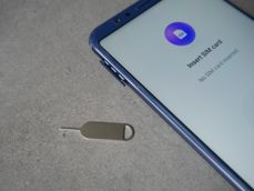 Montaż kart SIM i microSD