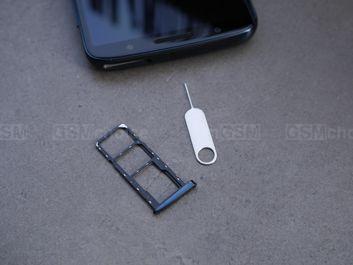 Gniazda na karty nanoSIM i microSD