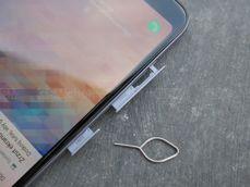 Gniazda na karty SIM i microSD