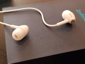 Dolny głośnik i słuchawki Dolny głośnik i słuchawki