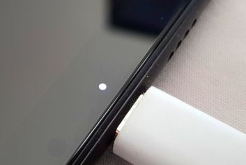 Dioda powiadomień i czytnik papilarny