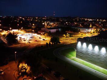Zdjęcia nocne w trybie auto i z wykorzystaniem funkcji Super Bright